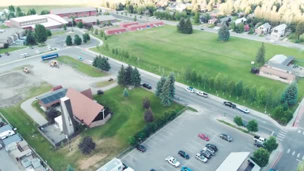 Дивовижний панорамний захід сонця повітряний вид Jackson Hole cityscape в літній час, WY, США — стокове відео