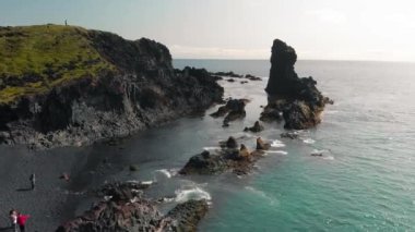 Reynisdrangar 'ın ünlü kaya oluşumları. Siyah Reynisfjara Sahili' nde. Yaz mevsiminde İHA 'dan dolayı Güney İzlanda, Vik yakınlarında Atlantik Okyanusu kıyısında.