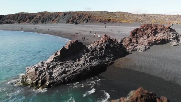 黒いレイニスファラビーチで有名なレイニスファラ岩の形成。無人機から夏のアイスランド南部ヴィク付近の大西洋の海岸 — ストック動画