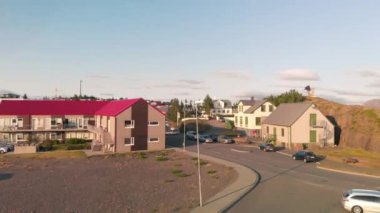 Güneybatı İzlanda 'daki Borgarnes kasabasının panoramik manzarası insansız hava aracı bakış açısıyla