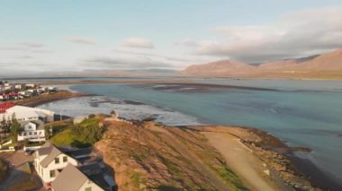 Güneybatı İzlanda 'daki Borgarnes kasabasının panoramik manzarası insansız hava aracı bakış açısıyla