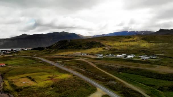 A famosa montanha islandesa Kirkjufell com lago e oceano ao fundo. Kirkjufell montanha na Península de Snaefellsnes na temporada de verão do ponto de vista drone — Vídeo de Stock