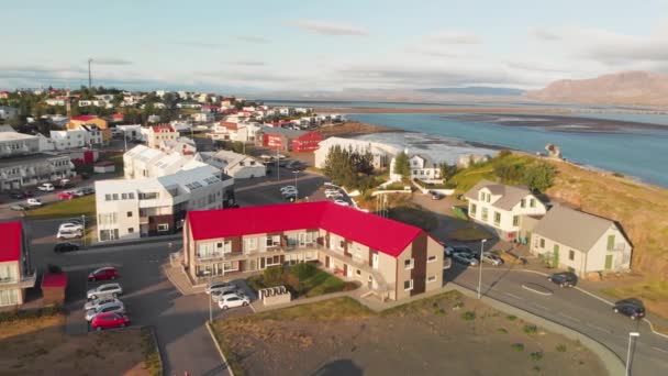 Panoramisch uitzicht over de stad Borgarnes in het zuidwesten van IJsland vanuit een drone standpunt — Stockvideo