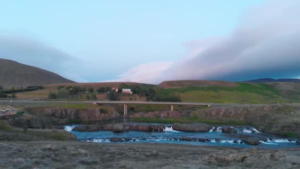 Fossatun Troll Falls, İzlanda, Avrupa 'da Doğa. Yaz mevsiminde insansız hava aracı bakış açısıyla dağ manzaralı güzel yeşil bir manzara. — Stok video