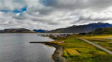 Arkasında göl ve okyanus olan ünlü İzlanda dağı Kirkjufell. Kirkjufell Dağı, yaz mevsiminde Snaefellsnes Yarımadası 'nda İHA bakış açısıyla.