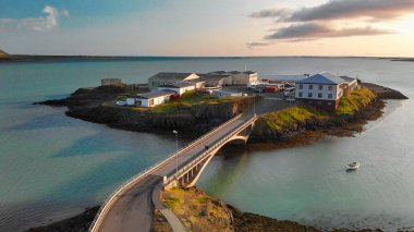 Güneybatı İzlanda 'daki Borgarnes kasabasının panoramik manzarası insansız hava aracı bakış açısıyla.