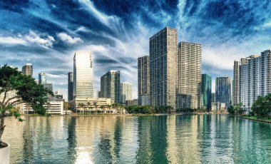 Miami şehir merkezinde, Brickell Key, Florida Panoramik Manzarası 'ndan gün doğumunda.