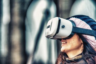 Brooklyn Köprüsü, New York 'ta sanal gerçeklik gözlüğü takan mutlu kadın.