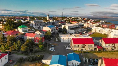 Güneybatı İzlanda 'daki Borgarnes kasabasının panoramik manzarası insansız hava aracı bakış açısıyla.
