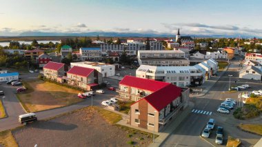Güneybatı İzlanda 'daki Borgarnes kasabasının panoramik manzarası insansız hava aracı bakış açısıyla.