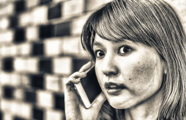 Красивая Японская Женщина Разговаривает Смартфоном Станции Метро — стоковое фото