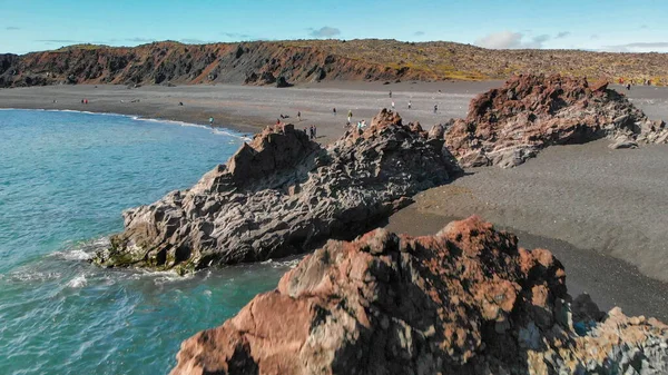 Διάσημοι Σχηματισμοί Βράχων Reynisdrangar Στη Μαύρη Παραλία Reynisfjara Ακτή Του — Φωτογραφία Αρχείου