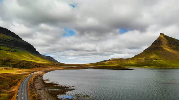 Διάσημο Ισλανδικό Βουνό Kirkjufell Λίμνη Και Ωκεανό Στο Παρασκήνιο Kirkjufell — Φωτογραφία Αρχείου