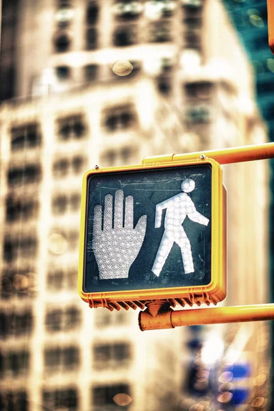 在纽约市的一个红绿灯上 行人可以通过一个十字路口和一条街道在一个城市的环境中行走 — 图库照片