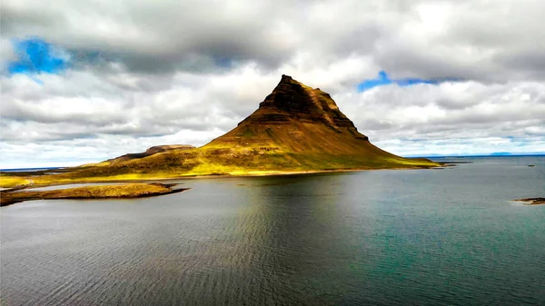 Διάσημο Ισλανδικό Βουνό Kirkjufell Λίμνη Και Ωκεανό Στο Παρασκήνιο Kirkjufell — Φωτογραφία Αρχείου