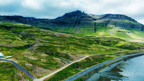 Famous Icelandic Mountain Kirkjufell Lake Ocean Background Kirkjufell Mountain Snaefellsnes — Stockfoto