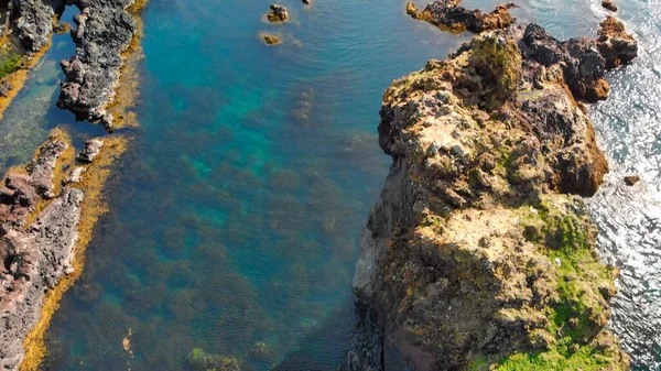 Διάσημοι Σχηματισμοί Βράχων Reynisdrangar Στη Μαύρη Παραλία Reynisfjara Ακτή Του — Φωτογραφία Αρχείου