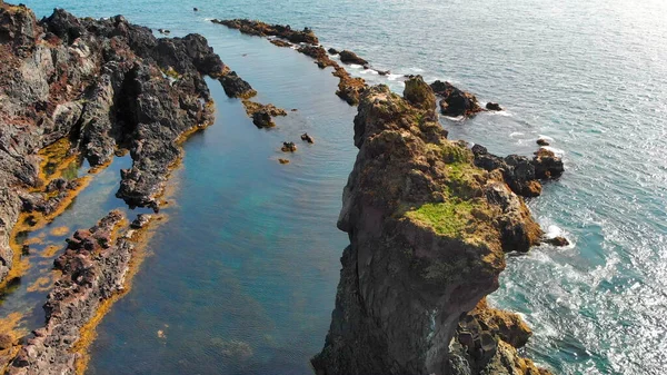 Kuuluisa Reynisdrangar Rock Muodostelmia Musta Reynisfjara Beach Atlantin Valtameren Rannikko — kuvapankkivalokuva