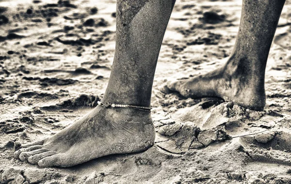 Schöne Weibliche Füße Einem Tropischen Strand — Stockfoto