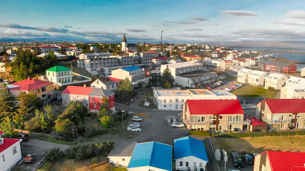 ドローンの視点から見たアイスランド南西部のボルガネスの街のパノラマビュー — ストック写真