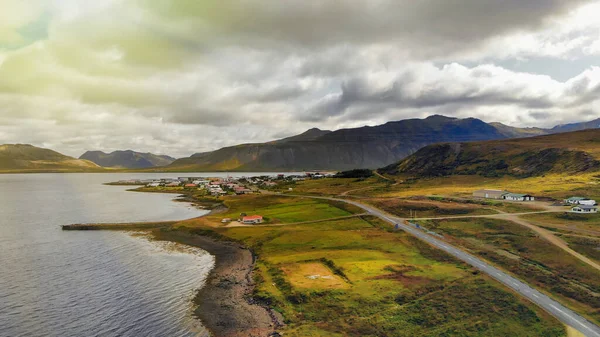 Διάσημο Ισλανδικό Βουνό Kirkjufell Λίμνη Και Ωκεανό Στο Παρασκήνιο Kirkjufell — Φωτογραφία Αρχείου
