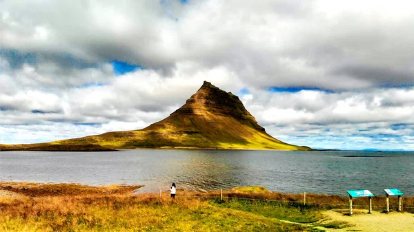 Famous Icelandic Mountain Kirkjufell Lake Ocean Background Kirkjufell Mountain Snaefellsnes — Stockfoto