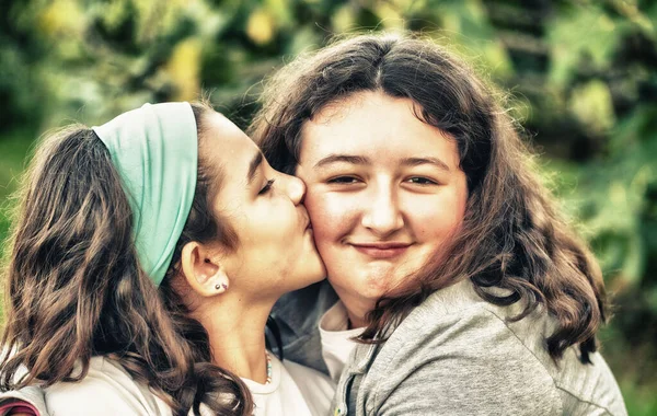 Δύο Νεαρά Κορίτσια Αγκαλιάζουν Και Φιλιούνται Εξωτερικούς Χώρους — Φωτογραφία Αρχείου