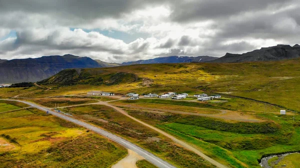 Известная Исландская Гора Киркьюфелл Озером Океаном Фоне Гора Киркьюфелл Полуострове — стоковое фото