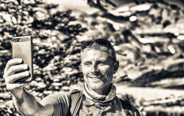 Happy Smiling Man Taking Selfie Smartphone Mountain Trail Summer Season — Stock Photo, Image