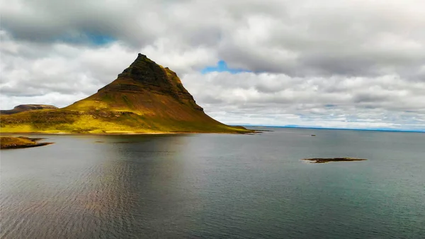 Διάσημο Ισλανδικό Βουνό Kirkjufell Λίμνη Και Ωκεανό Στο Παρασκήνιο Kirkjufell — Φωτογραφία Αρχείου