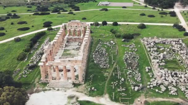 Selinunte, Sicílie, Itálie. Acropolis Selinunte na jižním pobřeží Sicílie v Itálii. Letecký pohled z dronu — Stock video
