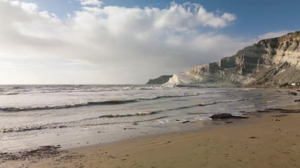 Légi drón rálátás a Törökök lépcsőjére. Scala dei Turchi egy sziklás szikla Szicília déli partján, Olaszországban. — Stock videók