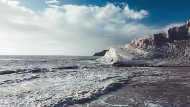 Miradouro de drones aéreos na Escada dos Turcos. Scala dei Turchi é um penhasco rochoso na costa sul da Sicília, Itália — Vídeo de Stock