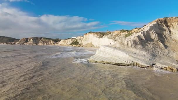 トルコ階段の空中ドローンの視点。Scala dei Turchi（Scala dei Turchi）はイタリア・シチリア島の南海岸にある岩場の崖である。 — ストック動画