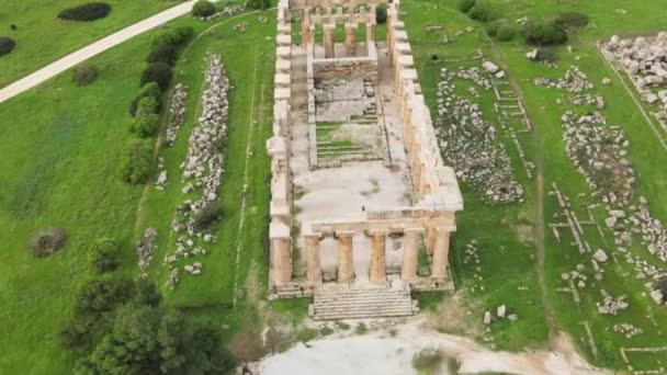 Selinunte, Sicilië, Italië. Acropolis van Selinunte aan de zuidkust van Sicilië in Italië. Luchtfoto van drone — Stockvideo