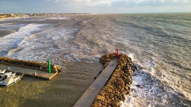 Fırtına sırasında deniz feneri kıyısı boyunca. İHA 'dan hava görüntüsü