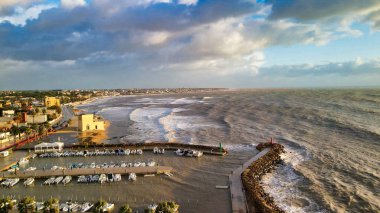 Mazara del Vallo 'nun hava manzarası, hava aracından gün batımında Sicilya' nın güzel kıyıları.
