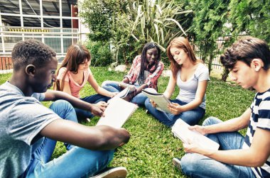 Çok ırklı gençlerden oluşan mutlu bir grup..