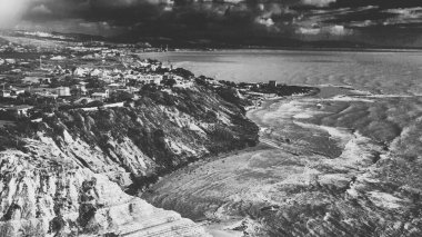 Türklerin Merdivenleri 'nin havadan görünüşü. Scala dei Turchi, İtalya 'nın Sicilya eyaletinin güney kıyısında kayalık bir uçurumdur.