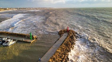 Fırtına sırasında deniz feneri kıyısı boyunca. İHA 'dan hava görüntüsü