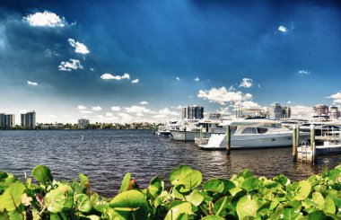 Batı Palm Beach panoramik manzaralı şehir limanı ve tekneler güneşli bir kış günü, Florida.