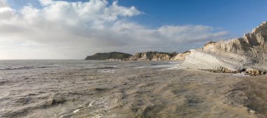 Türklerin Merdivenleri 'nin havadan görünüşü. Scala dei Turchi, İtalya 'nın Sicilya eyaletinin güney kıyısında kayalık bir uçurumdur.
