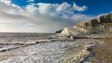 Türklerin Merdivenleri 'nin havadan görünüşü. Scala dei Turchi, İtalya 'nın Sicilya eyaletinin güney kıyısında kayalık bir uçurumdur.