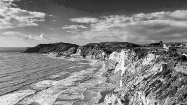 Türklerin Merdivenleri 'nin havadan görünüşü. Scala dei Turchi, İtalya 'nın Sicilya eyaletinin güney kıyısında kayalık bir uçurumdur.