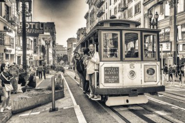 San Francisco, Ca - 6 Ağustos 2017: Cable Car şehir sokaklar boyunca. San Francisco 30 milyon kişi her yıl çekiyor.