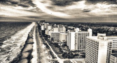 Güneşli bir günde, Myrtle Beach 'in gökyüzü manzarası çok güzel..