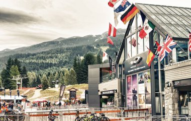 Kanada - 12 Ağustos 2017: Turistler şehir merkezine bir yaz günü tadını çıkarın. Whistler British Columbia bir ünlü dağ yer.