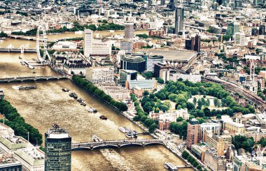 Thames Nehri ve Londra Köprüleri 'nin ve İngiltere' nin gökyüzü manzarası..