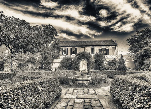 萨凡纳 2018年4月2日 美丽的庭院历史殖民地的家与花 萨凡纳每年吸引1000万游客 — 图库照片
