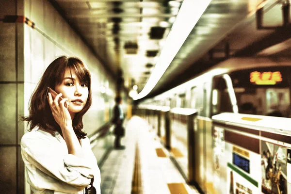 Linda Menina Asiática Esperando Por Trem Dentro Estação Metrô — Fotografia de Stock